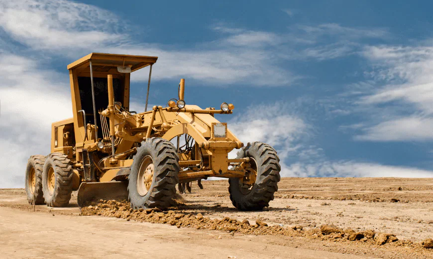 Motor grader bekerja pada konstruksi jalan 