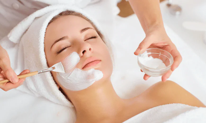 seorang wanita di salon kecantikan 